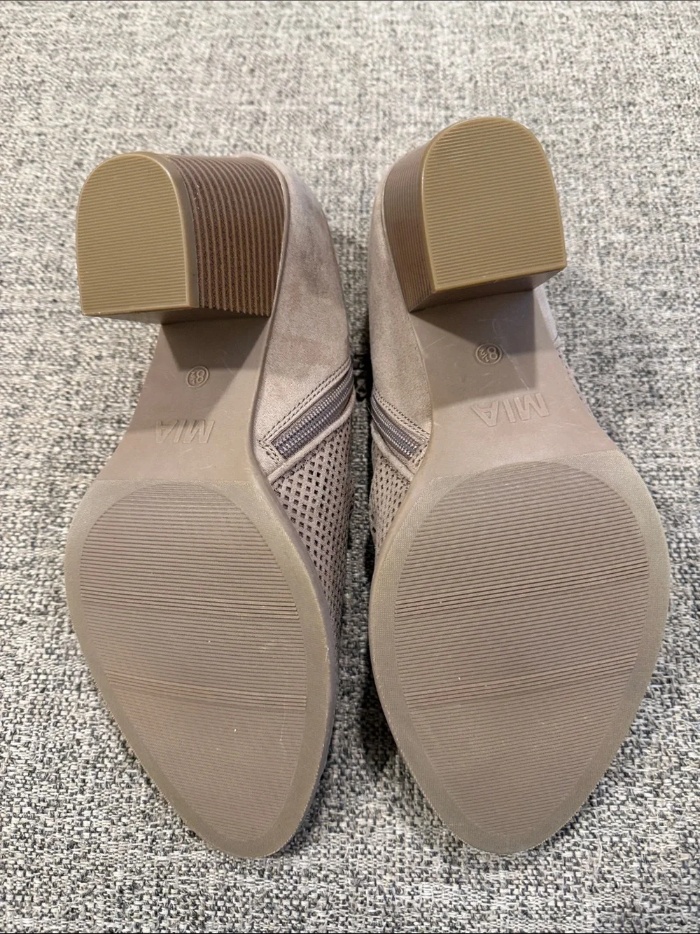 MIA perforated peep